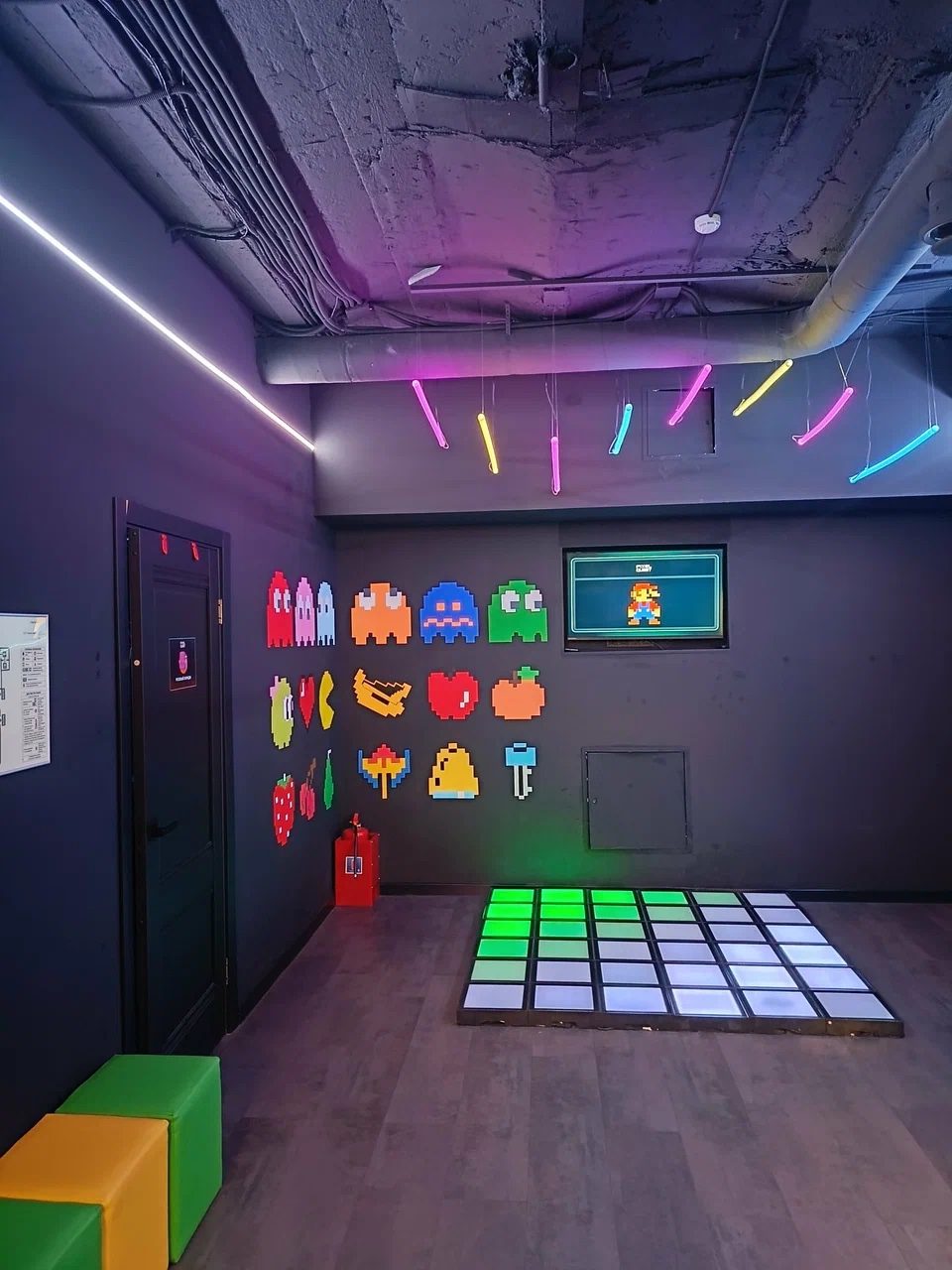 Pixel Quest — отделка и брендинг стен